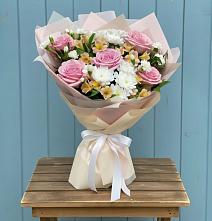 Букет цветов из:  Гвоздики, Орхидеи и Розы в Надвоицах