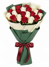 Букет Микс из красных и белых роз в Надвоицах