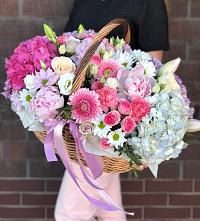 Цветочная композиция из Розы, Хризантемы, Пионы и Лизиантусы в корзине в Надвоицах