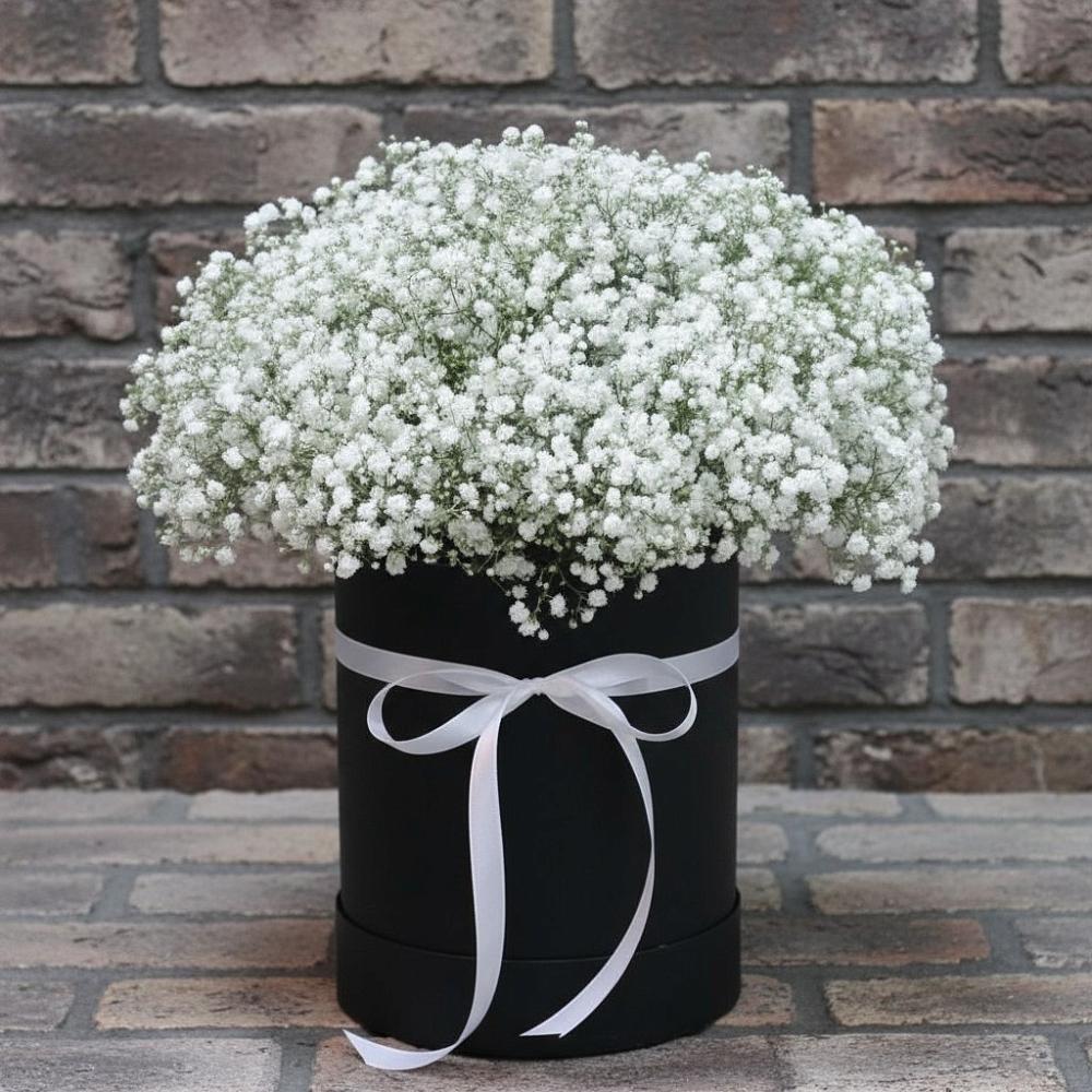 Цветочная композиция из Гипсофила в шляпной коробке в Надвоицах