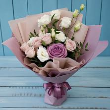 Букет цветов из:  Розы и Лизиантусы в Надвоицах
