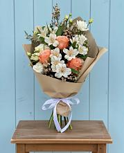 Букет цветов из:  Альстромерии, Лизиантусы, Розы и Хризантемы #REPLACE_PRED# Надвоицах