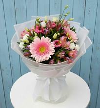 Букет цветов из:  Герберы, Альстромерии и Лизиантусы #REPLACE_PRED# Надвоицах