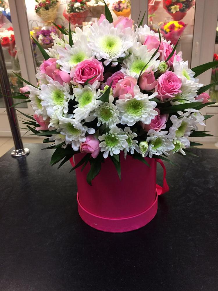 Цветочная композиция из Розы и Хризантемы в шляпной коробке в Надвоицах