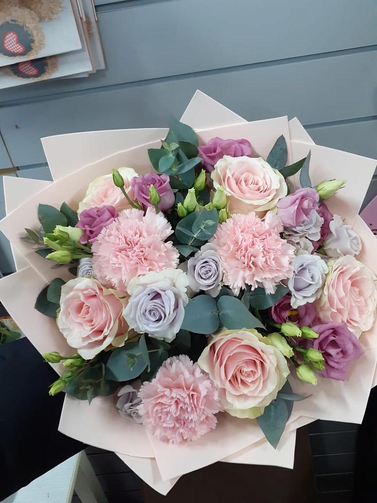 Букет цветов из: Розы, Гвоздики и Лизиантусы в Надвоицах