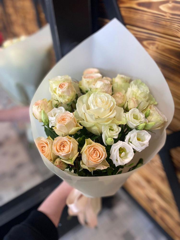 Букет цветов из: Розы и Лизиантусы в Надвоицах